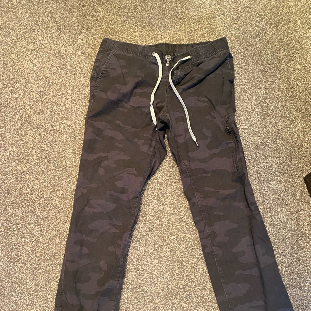Vuori size small camo pants with drawstring and back pocket. Not stretchy.